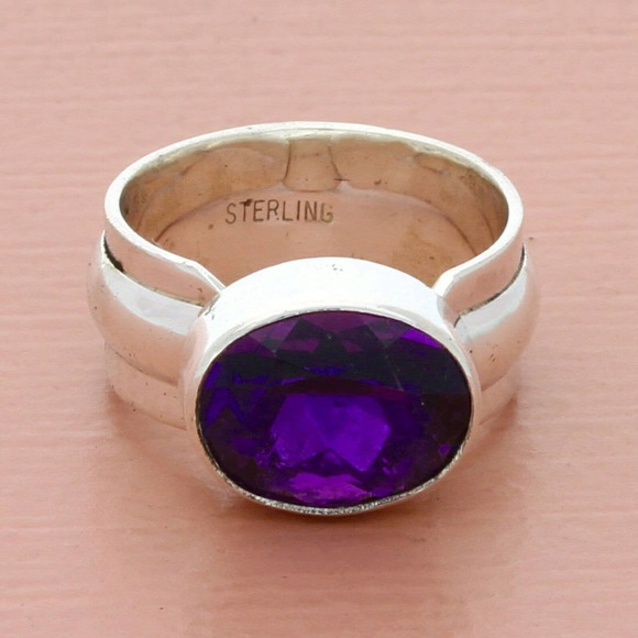 Sterling Jewelry - vintage sterling silver oval-cut purple amethyst band ring size 6